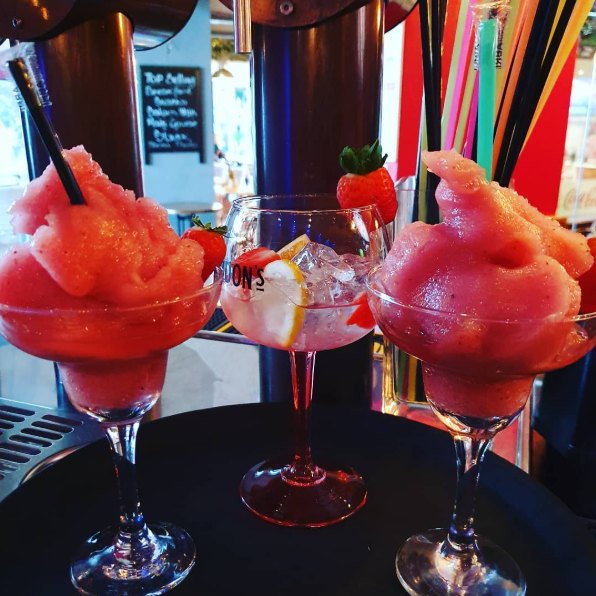Strawberry daiquiri e gin tónico